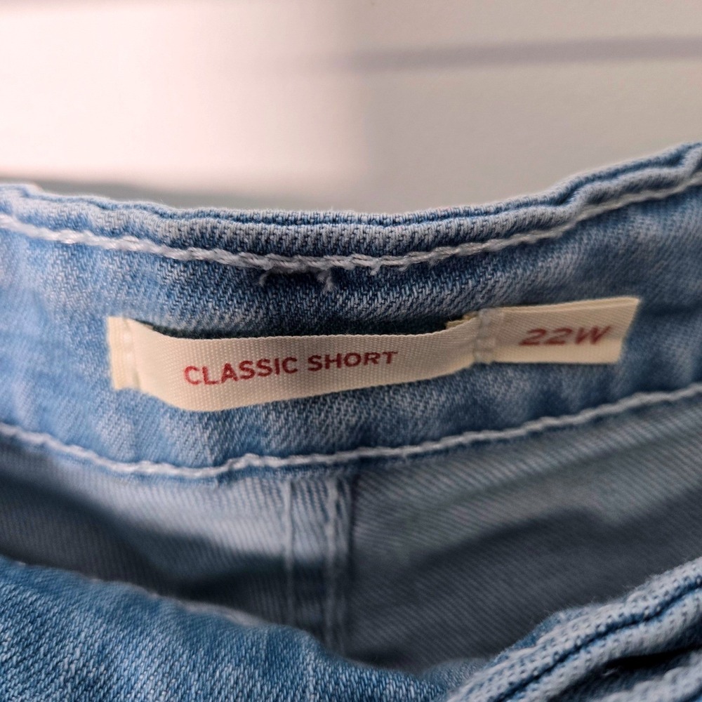 Levis Womens Classic Shorts Denim Size 22W Light Wash Floral Embroidered Raw Hem - Picture 7 of 10